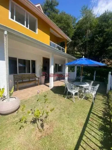 Casa com 4 quartos sendo 1 suíte, em condomínio em Albuquerque - Teresópolis/RJ.