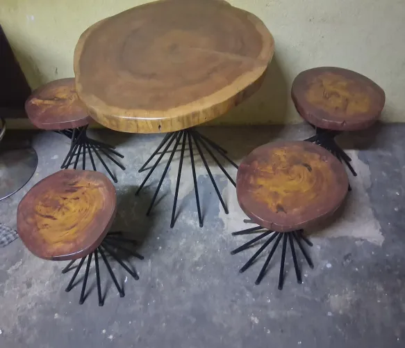 Conjunto mesa e bancos