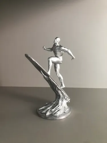 Action figure Surfista prateado