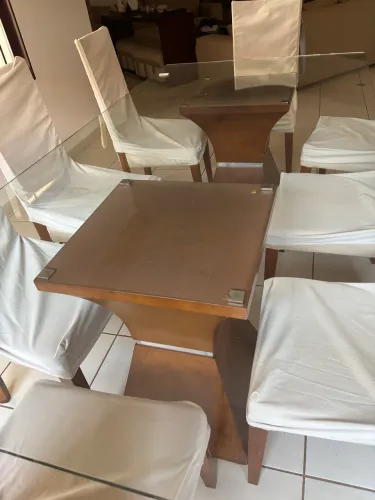 Mesa de jantar e cadeiras
