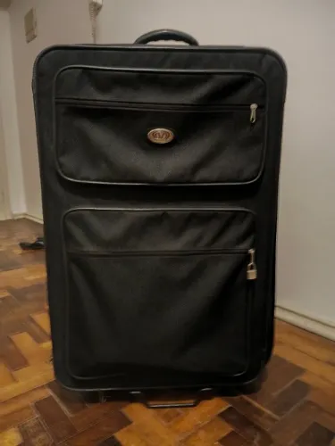 Mala de viagem tam grande usada marca" M. Valentin" em bom estado de uso*****