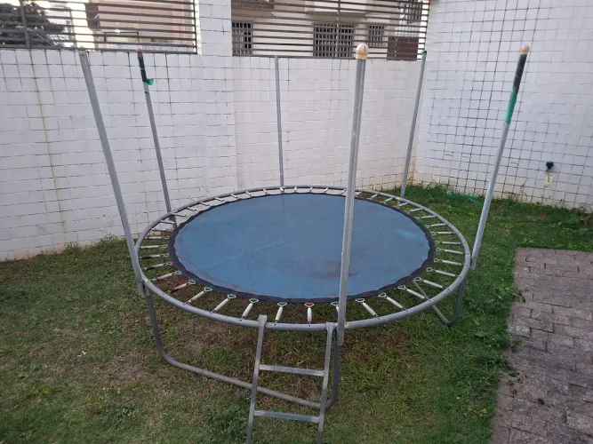 Cama elástica usada com 2m de diâmetro. Não possui a proteção lateral nem das molas