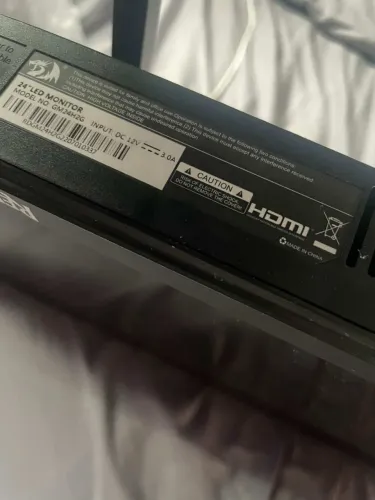 Troco monitor da marca redragon em capacete de moto