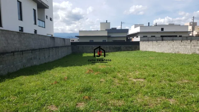 Terreno c/ área de 450,00m² no Condomínio Village Splendore em Pindamonhangaba