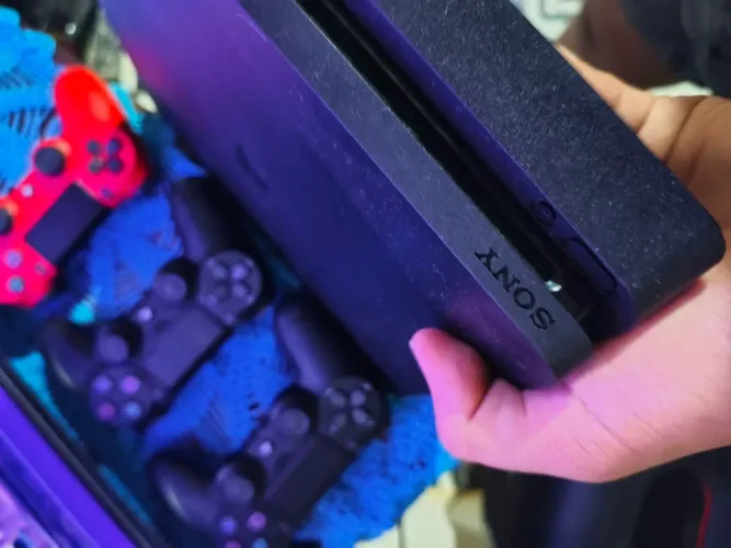 PS4 1TB COM MIDIA FISICA + 3 CONTROLES + 1 JOGO