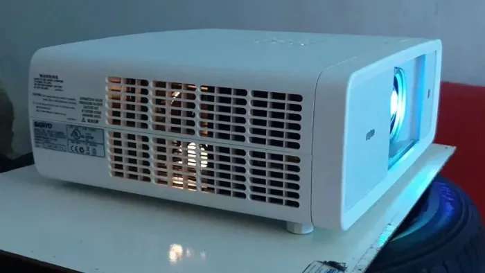 Esse é pra quem sabe! Projetor Sanyo PLV-Z2000 perfeito! Com controle retro iluminado.