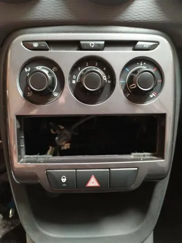 Moldura Radio Com Comando Do Ar Condicionado Citroen C3 2016
