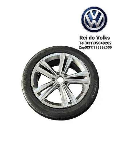 Uma roda de liga do Jetta aro 17 com pneu