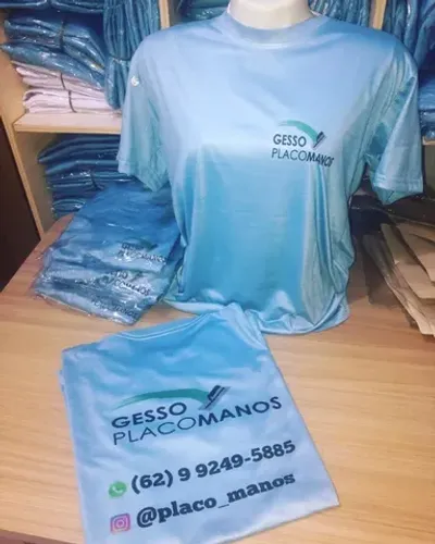 Uniformes e camisetas lisas e personalizadas.