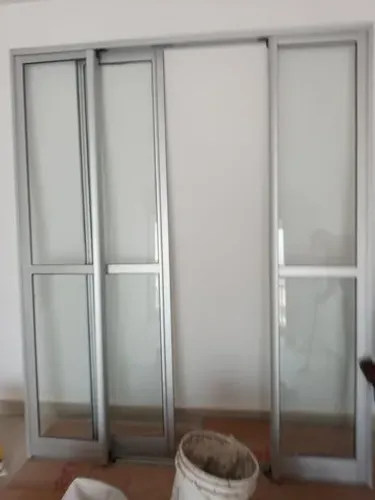 Porta de correr em alumínio resistente - 4 folhas