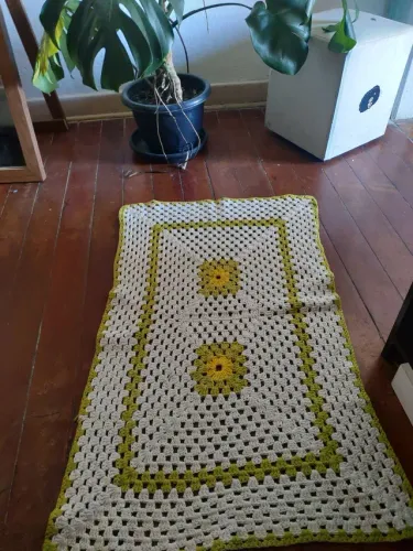 Tapete em crochê crú verde ou branco medio