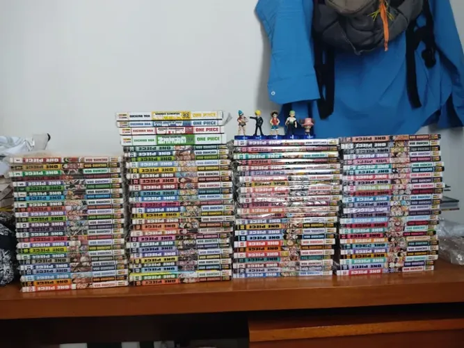 One Piece Mangá 1 ao 101 + 4 databooks + brindes