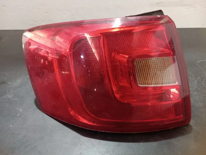 Lanterna Traseira esquerda vw Jetta com detalhes 