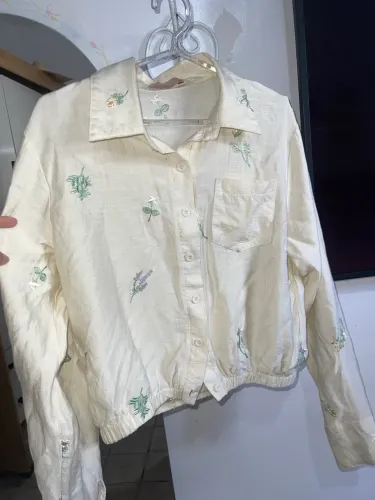 Camisa curta em linho e bordados. 
