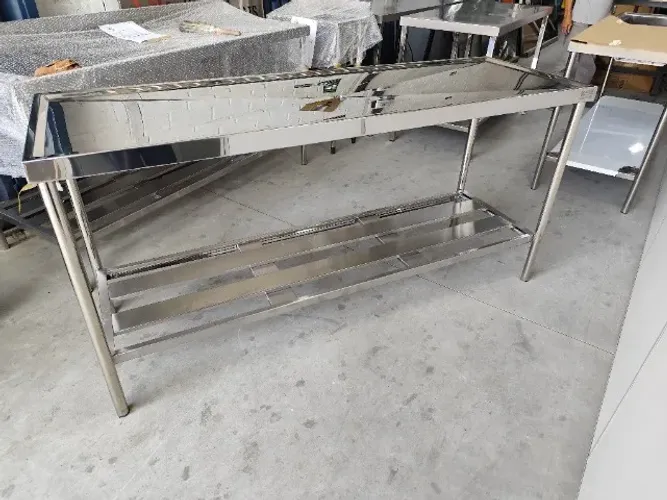 Mesa Inox 1,10x0,70x0,90m com Prateleira Lisa/Gradeada