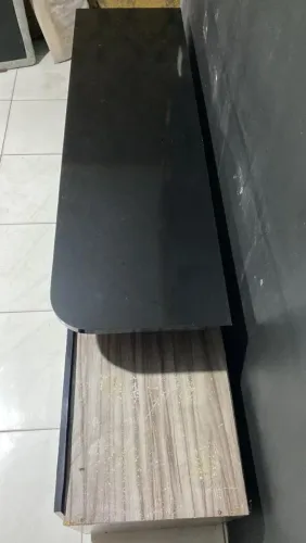 Rack de TV Preto com Prateleira de Madeira