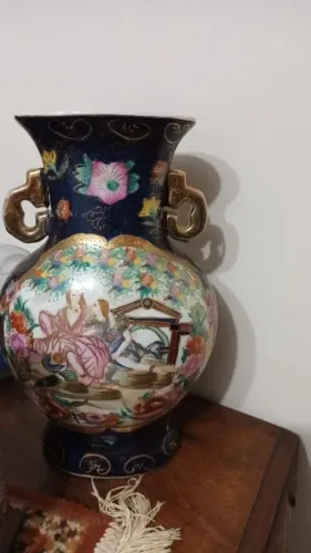 Vaso Decorativo Chinês e pratos de parede.