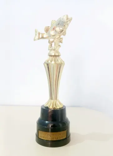 Antigo Troféu 1º Lugar Campeonato de Pesca - Bertioga 2004