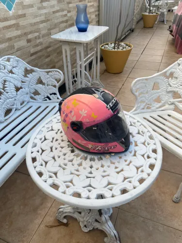 Capacete esportivo.