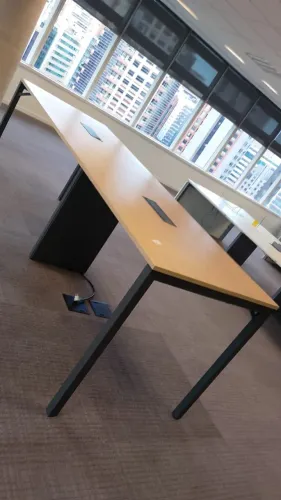 Bancada Alta de  Escritório com Caixa de Tomadas