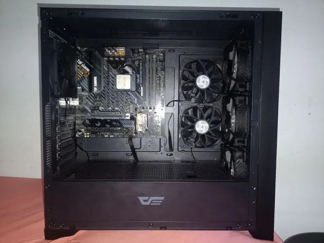 PC Gamer com placa mãe Asus e fans