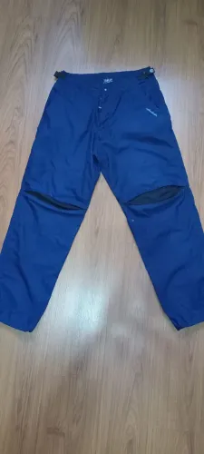 Calça Azul marca OKDOK com ajuste na cintura e na barra