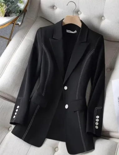 Blazer Feminino Preto com Detalhes em Costura