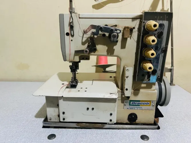 Máquina de Costura Galoneira Industrial BRACOB BC 4000-5