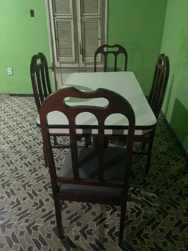 Mesa de madeira com 4 cadeiras de madeira 