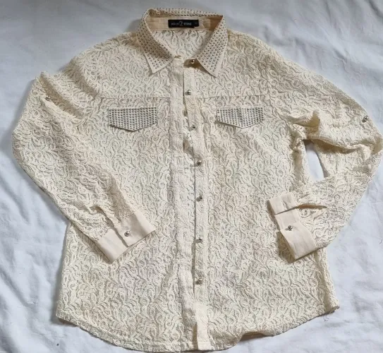 Camisa de renda branca com detalhes em pedraria