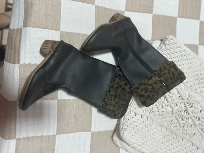 Botas infantis pretas com detalhes