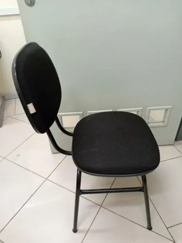 Cadeira secretária fixa preta com base palito.