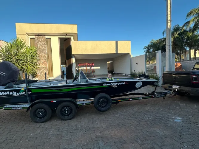 Barco Grand fish 6000 Metalboat com apenas 14 horas 