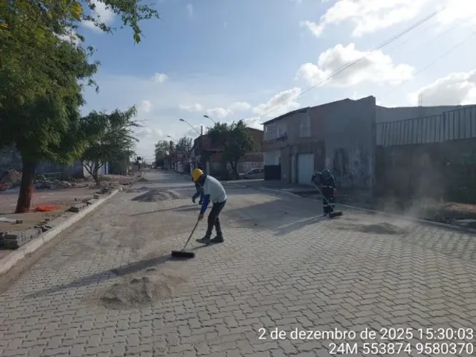 Piso intertravado (Tijolinho, 16 faces)