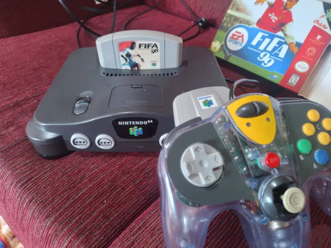 Nintendo 64 com FIFA 98 e Controle Transparente