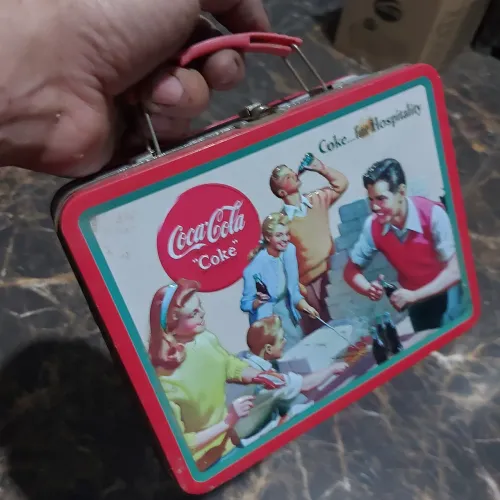 Mini maleta Coca Cola, em lata antiga importada