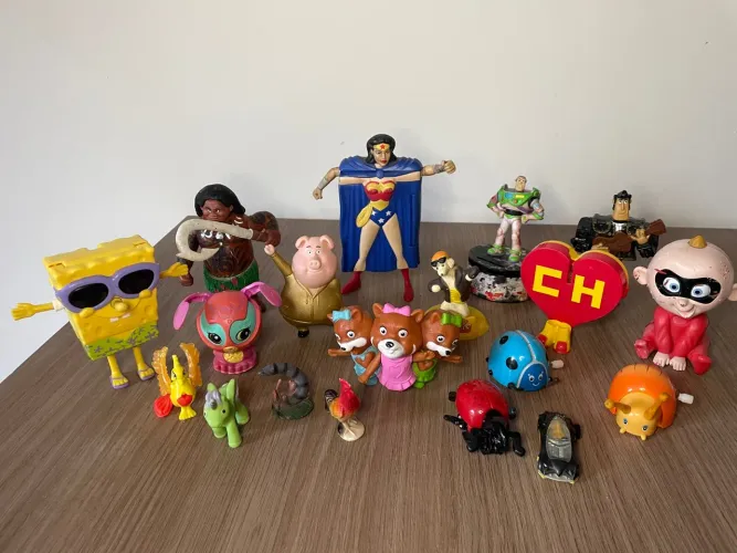 Combo de Miniaturas e Action Figures