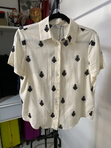 Camisa Zara com bordados