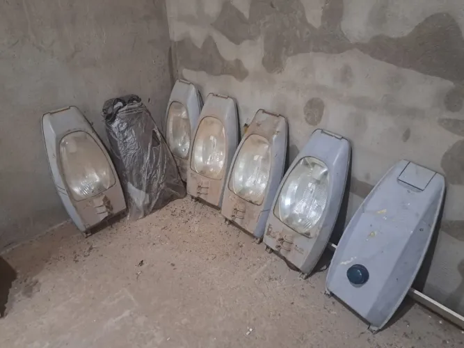 Luminaria de poste 100w com reator e relê Lâmpada Amarela