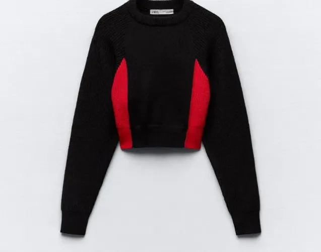 Suéter cropped preto com detalhes vermelhos