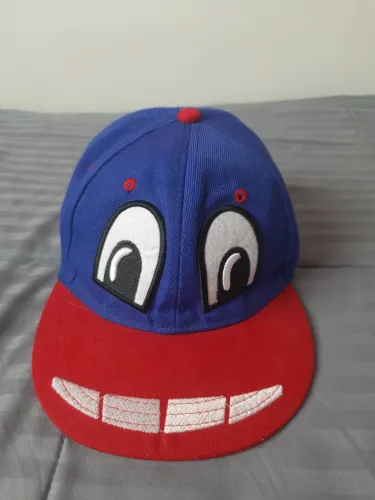 Boné azul e vermelho