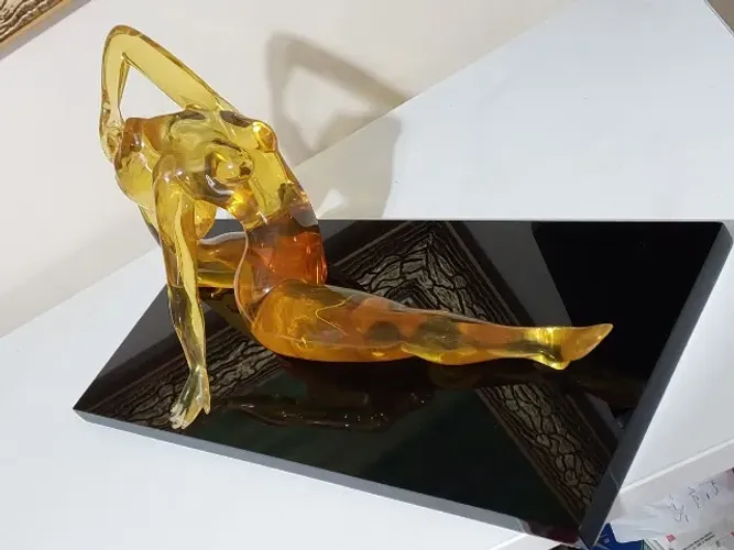 Belíssima escultura feminina em acrílico âmbar: "A Yogue"