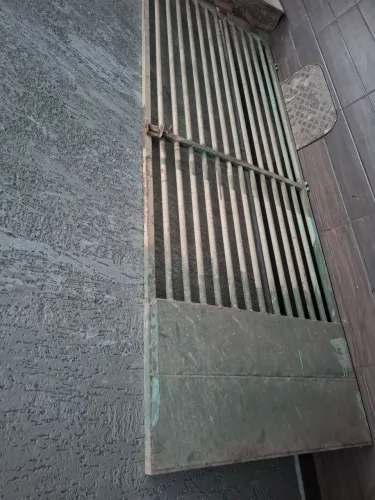 Portão de ferro chapa grossa, bem conservado 