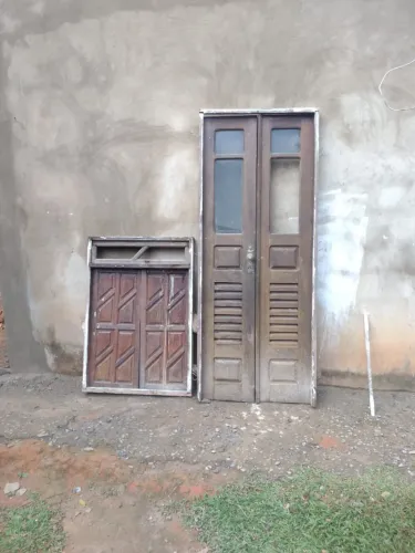Porta e janela de madeira bem conservada