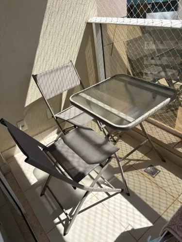 Mesa de Vidro Dobrável com 2 cadeiras - Moderna e Prática!