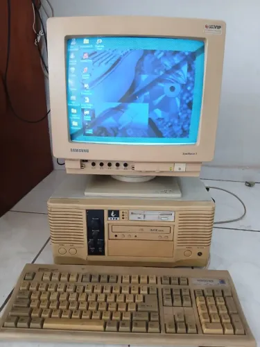 Computador windows 95 funcionando