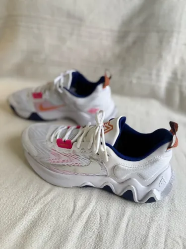 Tênis Nike Immortality II - Branco, Azul e Rosa.