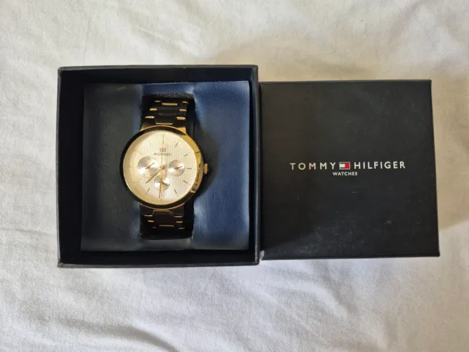 Relógio Tommy Hilfiger feminino dourado (defeito)