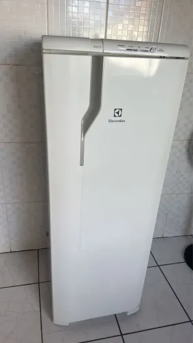 Geladeira Electrolux Cycle Defrost 262L Degelo Prático Uma Porta Branca (RE31)
