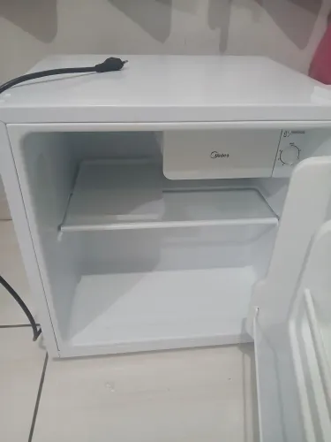 Vende-se frigobar midea 45l funcionando perfeitamente não entrego retirar no endereço 